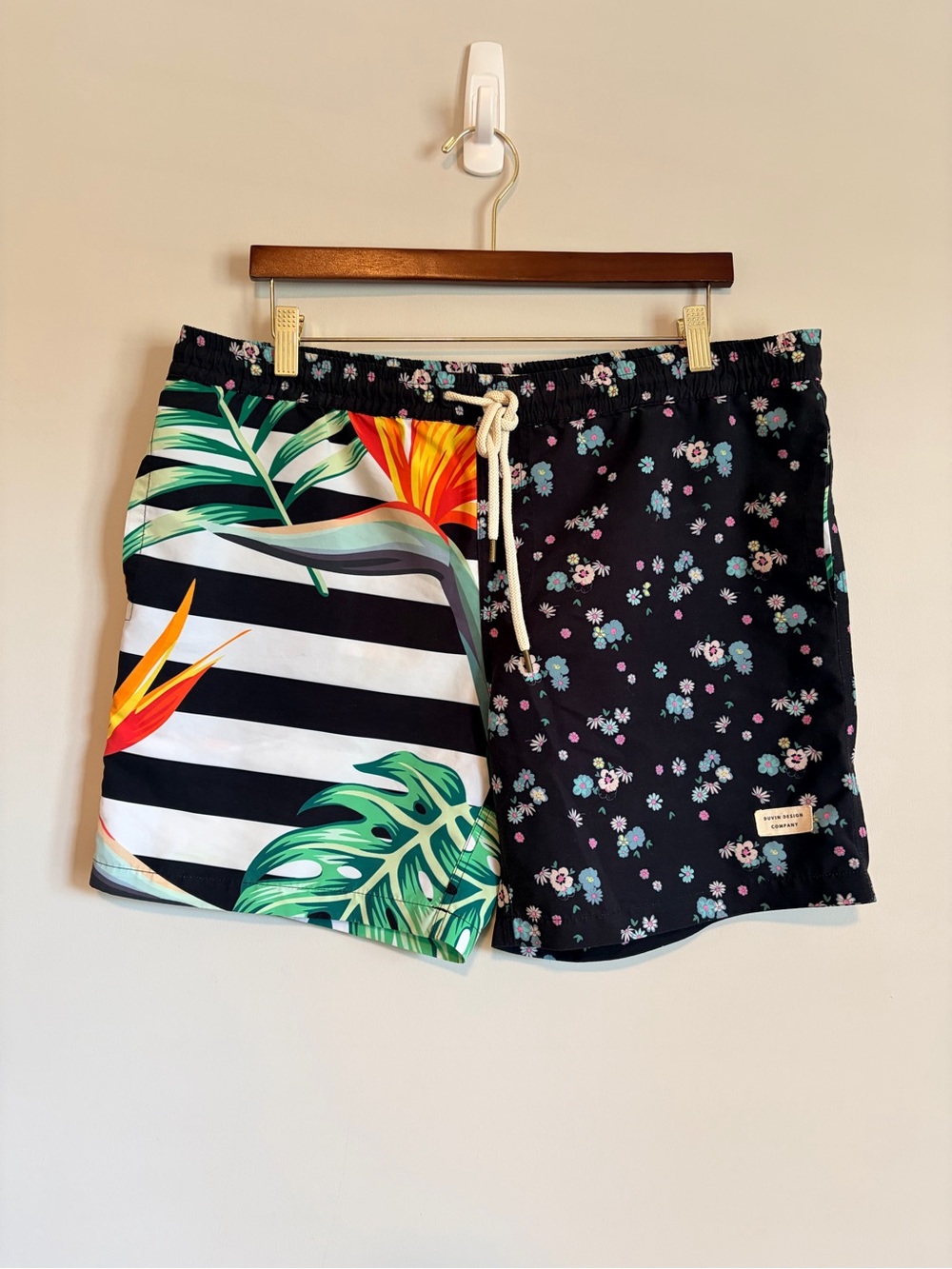 Men's Black Floral & Tropical Print Swim Trunks medium sizing is off actually XL